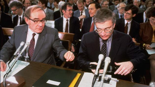 1989年，科学家斯坦利·庞斯(图左)和马汀·弗莱希曼(图右)在众议院科学、空间和技术委员会面前证明了他们的冷聚变实验突破。