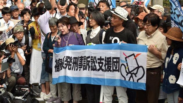 这次灾难引发了公众的愤怒，并要求日本政府远离核能