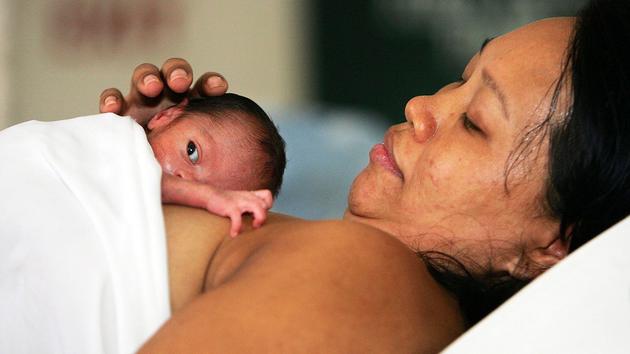 婴儿与母亲的亲密接触不仅能帮助他们维持体温，还能带来其它好处，比如增强母婴之间的联结感