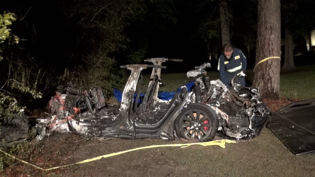 特斯拉又出事了 无人驾驶状态下车辆撞树导致两人死亡 特斯拉 休斯顿 自动驾驶 新浪科技 新浪网 特斯拉又出事了 无人驾驶状态下车辆撞树导致两人死亡 特斯拉 休斯顿 自动驾驶 新浪科技 新浪网