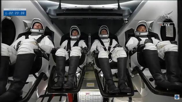 龙飞船舱内的Crew-2四名宇航员
