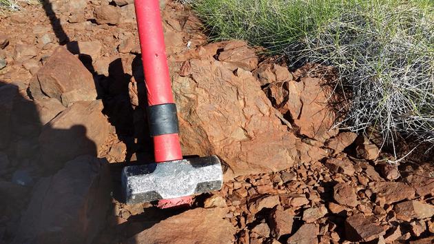 澳大利亚皮尔布拉的科马提岩，年代为32.7亿年前。岩石中细长的晶体——质地类似附近的鬟刺属植物——是在超热岩浆喷发并迅速冷却时形成的。科马提岩只发现于25亿年前或更早时期，被认为是地幔温度显著升高的证据