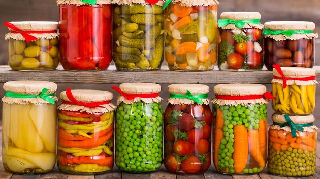 在冰箱和速冻技术发明之前，蔬菜等农产品必须保存在罐头中，才能长时间储存