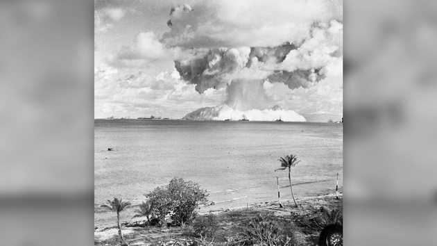 马绍尔群岛贝克湾核弹爆炸，该图像是由附近岛屿一台自动摄像机记录下来的，注意核弹爆炸后立即形成的蘑菇云