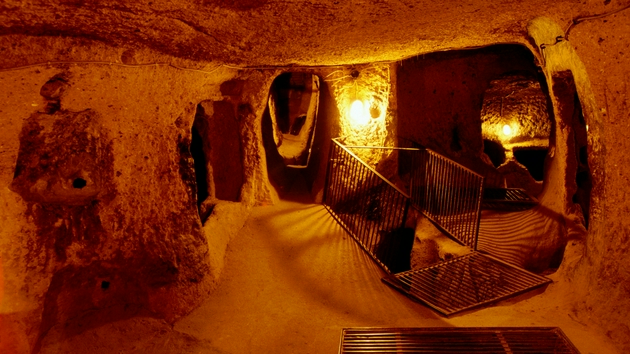 这是从凝灰岩中凿建出来的地下建筑，位于卡帕多西亚城。