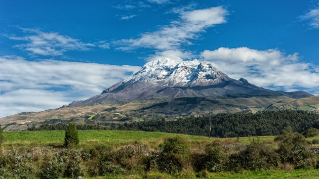 厄瓜多尔的钦博拉索山位于赤道附近，其顶峰是地球固体表面最接近外太空的最高点。