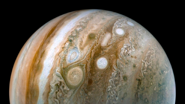 图为艺术家根据朱诺号探测器于2021年7月21日拍摄的照片绘制的木星概念图。