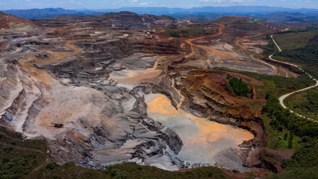 图为巴西的Alto Bandeira 铁矿。铜、铁、铝、锌、铅、镍占金属总开采量的98%。