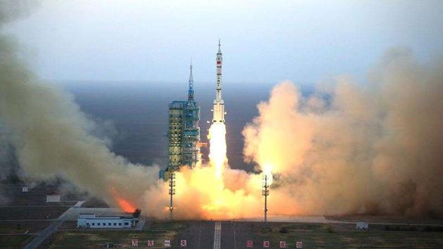 中国的载人飞船“神舟”由长征2F改进型火箭发射升空，同样，顶部搭载了逃逸塔