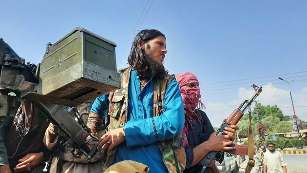 8月15日，塔利班武装人员在阿富汗拉格曼省米特拉姆街头乘车经过。新华社 图