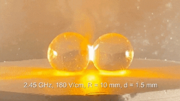这张静态图像来自两个球形水凝胶的实验，呈现该重要实验中首次出现火花。