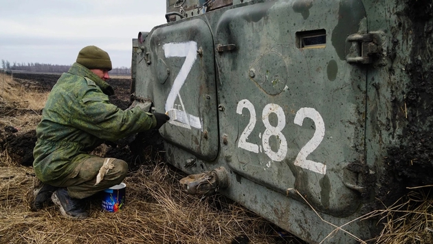 俄罗斯军队的车辆上用白色油漆涂写的“Z”