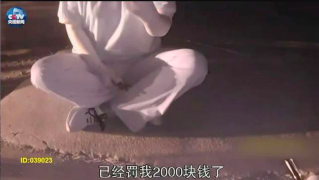 2019年山东广饶圆通的某个网点女快递员遭遇恶意投诉，下跪请求原谅
