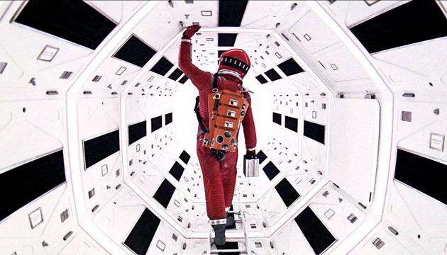 库布里克导演的《2001太空漫游》也出现过宇航员被“冷冻”以保持活力 / 图片来源：《2001太空漫游》