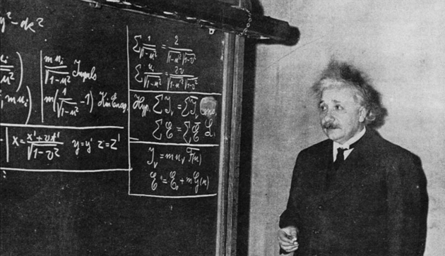 在这张1934年的照片中，爱因斯坦站在黑板前，为一群学生和旁观者推导狭义相对论。尽管狭义相对论现在被认为是理所当然的，但该理论第一次被提出时无疑具有革命性的意义。