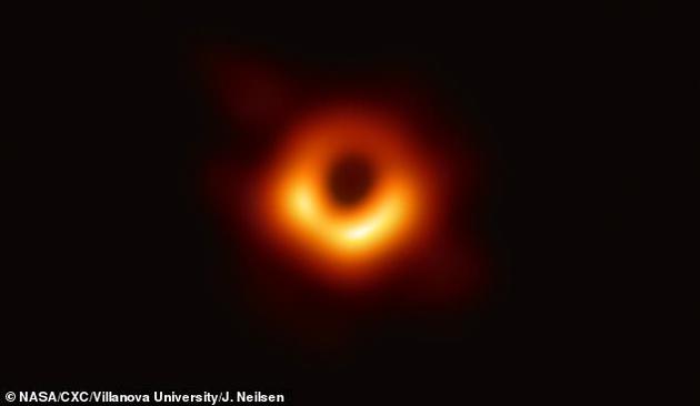研究人员仔细分析了约10万个联星系统的数据,最终在一个联星系统中发现了一个异常小的黑洞,其质量只有太阳的3.3倍。上图是室女A星系(M87)中心的超大质量黑洞,由事件视界望远镜在今年4月拍摄