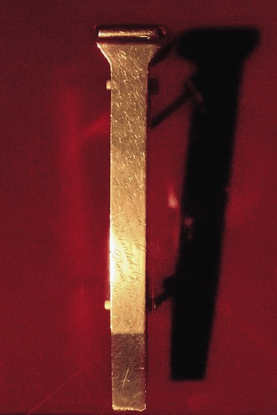 “黄金道钉”（Golden Spike）最初由美国实业家利兰·斯坦福钉入第一条横贯大陆铁路，于1869年在犹他州奥格登附近连接了联合太平洋铁路和中央太平洋铁路。目前，这枚道钉在斯坦福大学的康托艺术中心展出。