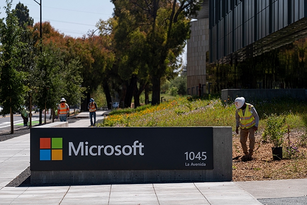 当地时间2021年7月22日，美国加州山景城微软园区外的指示牌。人民视觉 资料图