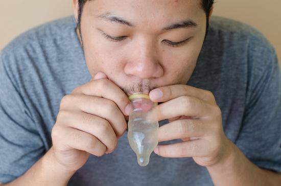 避孕套真的可以用来吹气球   图片来源:shutterstock