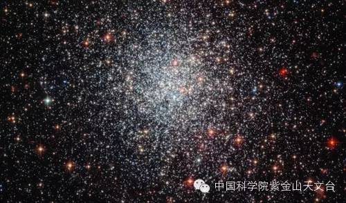 图片题目：哈勃太空千里镜拍摄的大麦哲伦云中NGC1783星团的照片：这一致密星团距离咱们约16万光年，包括17万倍太阳质量的恒星。由我台与北京大学科维理地理与天体物理研究所、中国科学院国度地理台、美国东南大学、美国阿德勒地理馆组成的联合团队研究标明，这一星团从外部环境获得了额外的气体形成了新的恒星(版权：ESA/Hubble & NASA，致谢Judy Schmidt (Geckzilla.com))