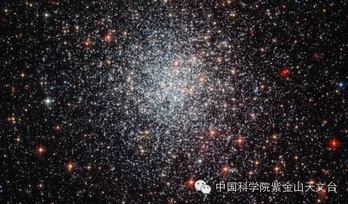 图片题目:哈勃太空千里镜拍摄的大麦哲伦云中NGC1783星团的照片:这一致密星团距离咱们约16万光年,包括17万倍太阳质量的恒星。由我台与北京大学科维理地理与天体物理研究所、中国科学院国度地理台、美国东南大学、美国阿德勒地理馆组成的联合团队研究标明,这一星团从外部环境获得了额外的气体形成了新的恒星(版权:ESA/Hubble & NASA,致谢Judy Schmidt (Geckzilla.com))
