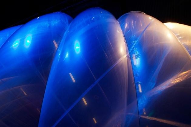 这些气球一旦进入同温层，其高度将是商业客机的两倍，肉眼基本无法看到。