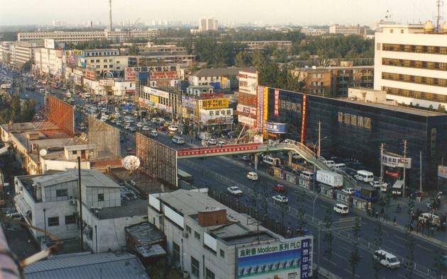 (题图为 90年 代的中关村电子一条街,那时候,街的两侧也涌现了大量