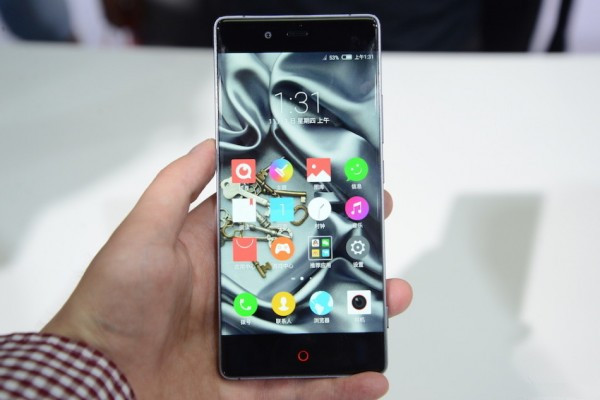 手机大屏潮流势不可挡 手小的人怎么办|大屏手机|三星_新浪科技_新浪