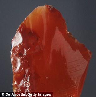 由于它呈明亮的橙色,黄色和红色,因此在地球上被称作"火蛋白石".