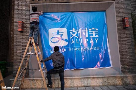 由于央行停发支付派司,市场上当初一张派司能够卖出2.5亿至4.8亿元的价钱。(视觉中国/图)由于央行停发支付派司,市场上当初一张派司能够卖出2.5亿至4.8亿元的价钱。(视觉中国/图)
