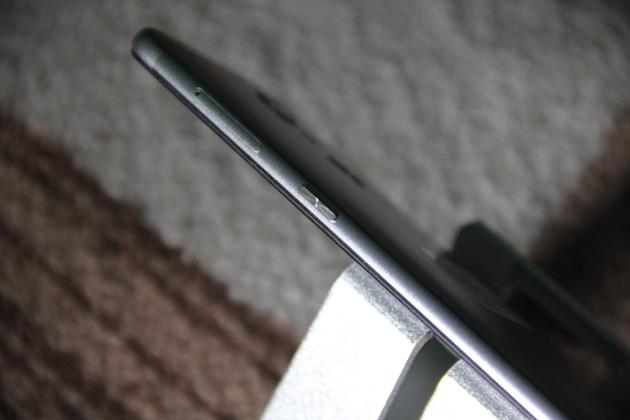 SIM卡插槽与电源键