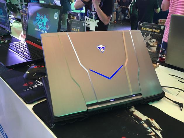 机械师发布夜鹰f117游戏本vr背包pc亮相8月发售