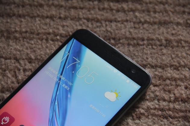 听筒与前置摄像头