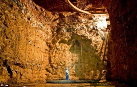 LUX探测器位于美国南达科他州一座放弃金矿地下4580英尺(约合1400米)