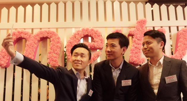 美图cfo颜劲良(左),美图董事长蔡文胜(中),美图ceo吴欣鸿(右)