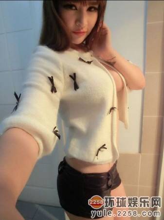 报道中提到,一位美女送修的iphone手机中有100张自拍和限制级照片,而