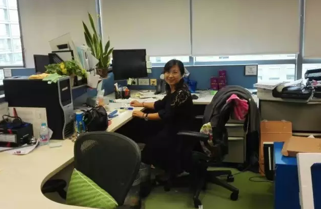 在谷歌中国十周年科建告别会上,李玥回到离职前最后坐的工位留念.