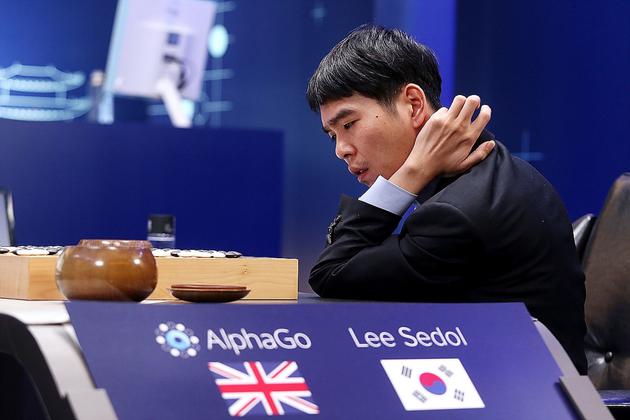 围棋大师李世乭与alphago的人机大战正处于进行时