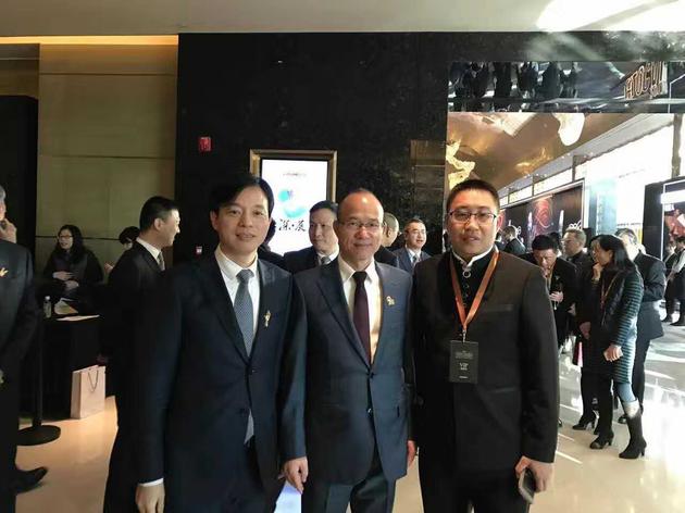 刘许童(右)和复星集团董事长郭广昌(中),复星集团总裁汪群斌(左)