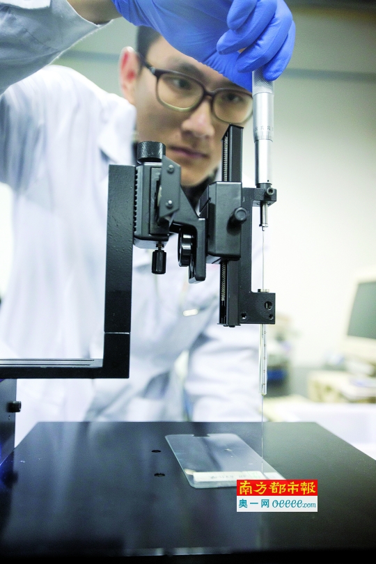 试验员通过水滴角测试检测钢化膜的质量