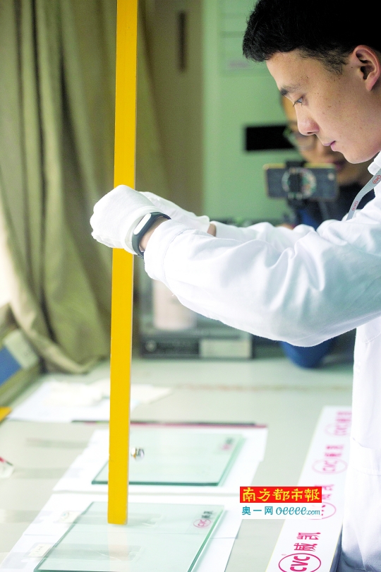 试验员在进行钢球冲击测试