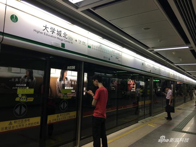 广州大学城轨道灯箱广告