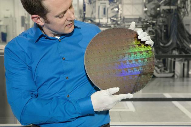 IBM研究所科学家展示5纳米芯片晶圆