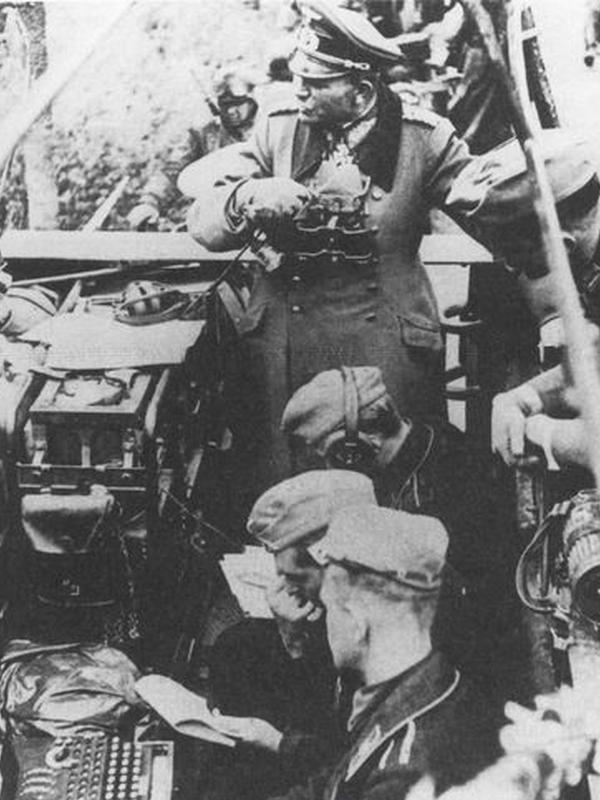 闪电战创始人古德里安在指挥车上,左下方是enigma密码机