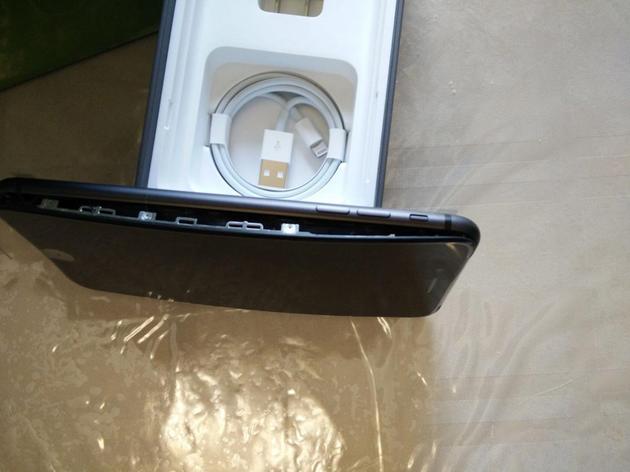 iPhone 8十连裂 美国再现两例面板开裂（组图） - 2