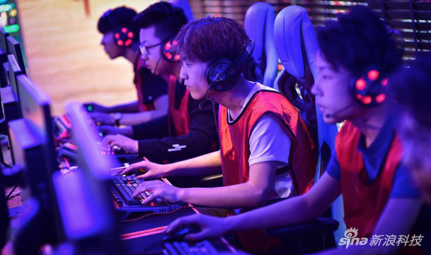 电脑键盘怎么代替鼠标 离开键盘鼠标的电竞选手该怎么操作电脑,抱着屏幕?