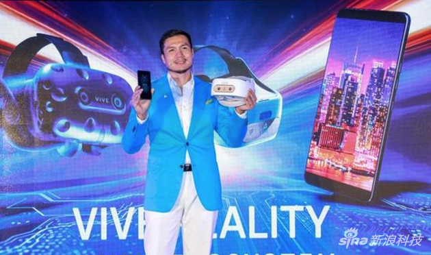 左手拿着U12+右手拿着最新的HTC VR设备的HTC中国区汪丛青