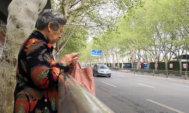 ▲ 老人家在玩手机，图片来自视觉中国