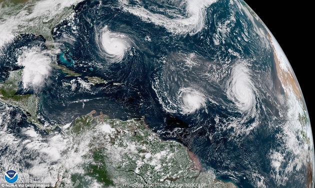 美国国家海洋和大气管理局提供的卫星图像显示，飓风“佛罗伦斯”穿过大西洋，正在朝向美国东海岸移动，随后向东部移动，接下来是飓风“艾萨克”和“海琳”。