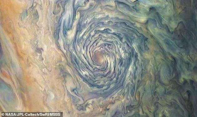 2、之前“伽利略号”探测器曾传回数据表明，与太阳相比，木星可能非常干燥。最新发现显示，木星可能是太阳系中第一颗形成的行星，它由未被太阳吸收的气体和尘埃组成。
